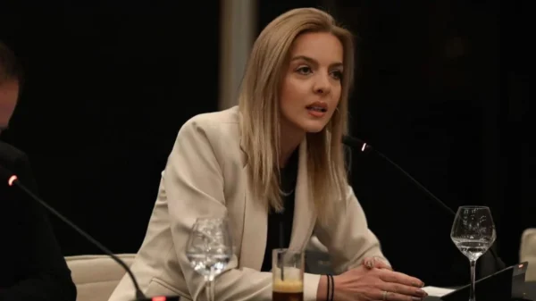 Η Αρχή για το ξέπλυμα  δέσμευσε 30 αυτοκίνητα, Ferrari, Porsche  και 11 ακίνητα της Πόπης Σεμερτζίδου και συγγενών της για τις επιδοτήσεις του ΟΠΕΚΕΠΕ