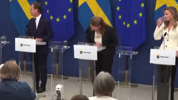 Η υπουργός Υγείας της Σουηδίας κατέρρευσε μπροστά στις κάμερες στην πρώτη της συνέντευξη Τύπου – Δείτε βίντεο