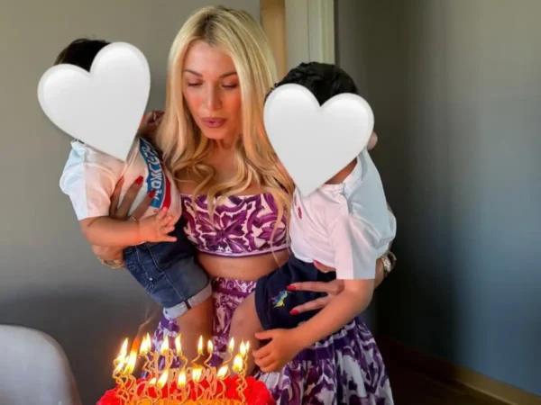 Κωνσταντίνα Σπυροπούλου: Αγκαλιά με τους γιους της στα γενέθλιά της – «Πολλά τα διδάγματα έως τώρα στη ζωή μου»