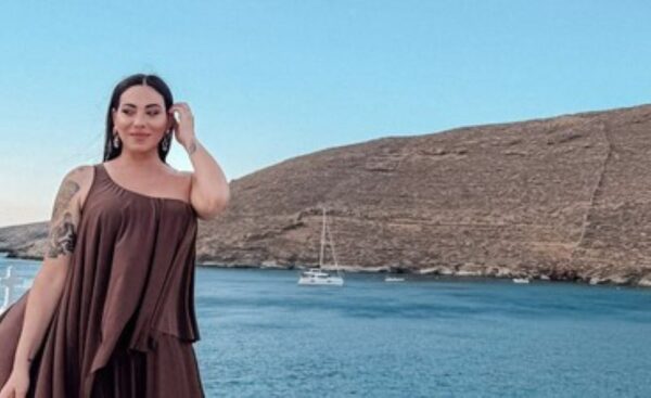 Ευρυδίκη Βαλαβάνη: Αγκαλιά με τον γιο της στην παραλία  – «Όλος ο κόσμος μου»