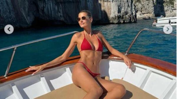 Μαίρη Βιτινάρος: Φωτογραφίες και βίντεο από τις διακοπές της στο Κάπρι