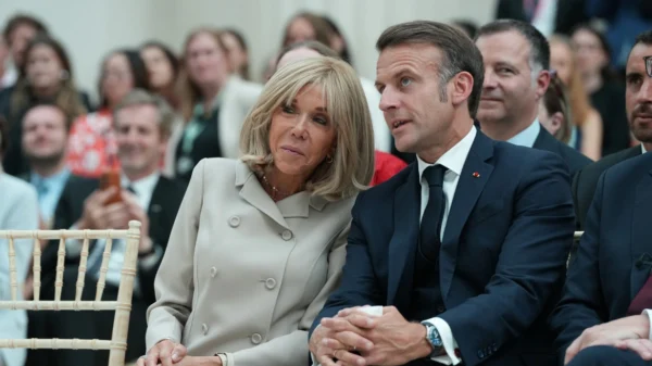 Οι Μακρόν θα προσκομίσουν «επιστημονικά στοιχεία» σε αμερικανικό δικαστήριο για να αποδείξουν  ότι η Μπριζίτ είναι γυναίκα, λέει  ο δικηγόρος τους