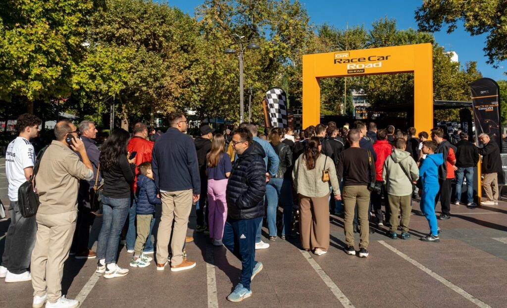 Πανηγυρίζουν οι φίλοι της McLaren F1 Team σε όλο τον πλανήτη – Από το Grand Prix της Σιγκαπούρης μέχρι το Roadshow της Λάρισας με το showcar της McLaren F1 Team