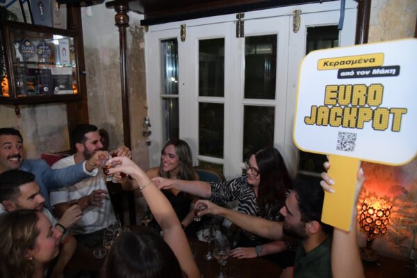 Νέα εξόρμηση του Μάκη στη νυχτερινή Αθήνα –  Σε ποια μαγαζιά πήγε και κέρασε τους θαμώνες φαγητό και ποτό