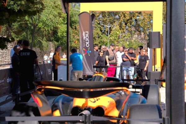 Η  απόλυτη εμπειρία Formula 1 στη Λάρισα αυτή την Κυριακή – Η κεντρική πλατεία της πόλης φιλοξενεί το showcar της McLaren F1 Team και προσομοιωτές F1 που ανεβάζουν την αδρεναλίνη στα ύψη