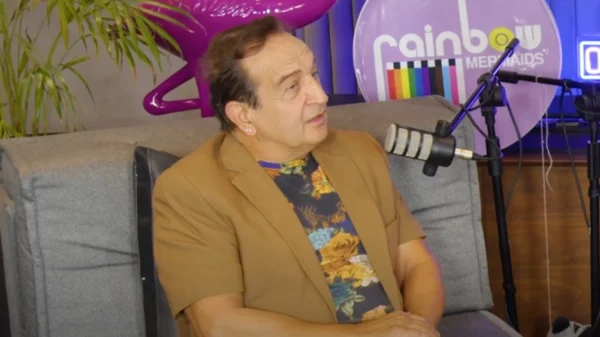 Σπύρος Μπιμπίλας: Κάποιοι ηθοποιοί κρύβουν ότι είναι γκέι για να μην χάσουν δουλειές, κάποιοι ανδροπρεπείς (βίντεο)