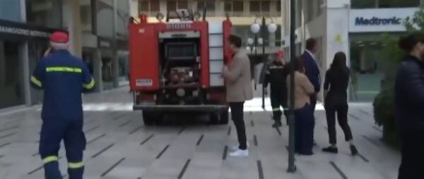 Φωτιά στον Πύργο Αθηνών – Εκκενώθηκαν γραφεία –Επιχειρούν ισχυρές δυνάμεις της Πυροσβεστικής