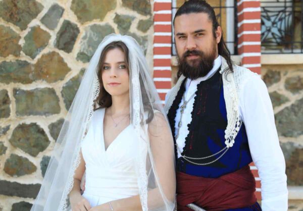 Γάμος – έκπληξη στη «Γη της ελιάς» Τα γυρίσματα στην Κρήτη και οι μαντινάδες από τον Μανώλη Κονταρό – Φωτογραφίες