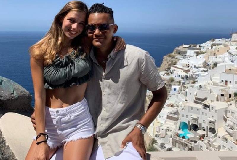 Εμμανουήλ Καραλής: Αγκαλιά με τη σύντροφο του – Φωτογραφία