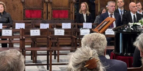 Απούσα η αντιπολίτευση στην κηδεία του Διονύση Σαββόπουλου – Η εικόνα με τα άδεια καρτελάκια στην Μητρόπολη