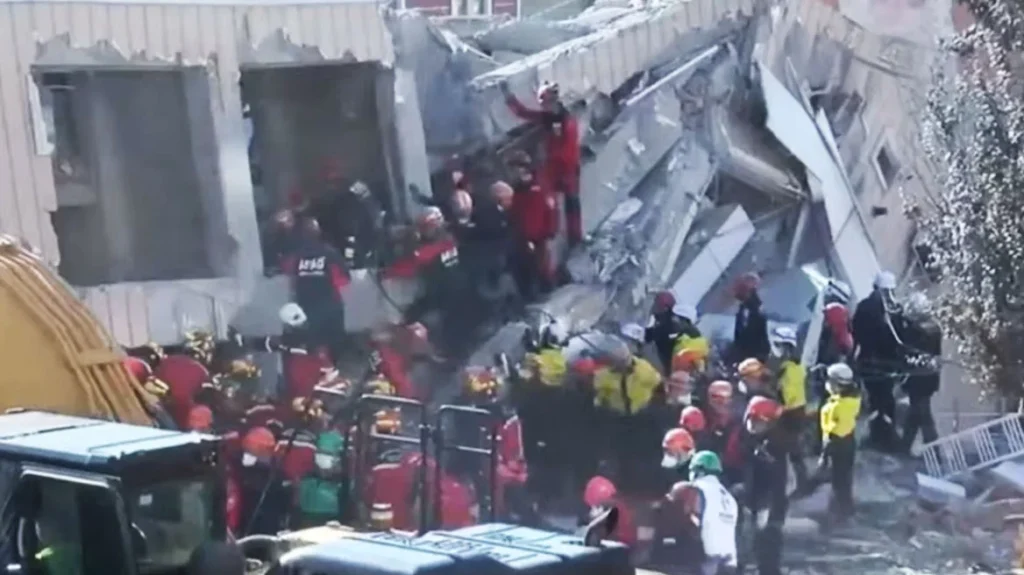 Τραγωδία στην Τουρκία: Ανασύρθηκαν νεκρά δύο αδελφάκια από τα συντρίμμια του επταώροφου κτιρίου που κατέρρευσε (βίντεο)