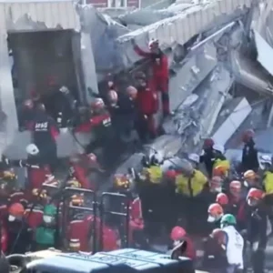 Τραγωδία στην Τουρκία: Ανασύρθηκαν νεκρά δύο αδελφάκια από τα συντρίμμια του επταώροφου κτιρίου που κατέρρευσε (βίντεο)