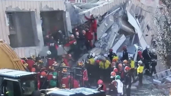 Τραγωδία στην Τουρκία: Ανασύρθηκαν νεκρά δύο αδελφάκια από τα συντρίμμια του επταώροφου κτιρίου που κατέρρευσε (βίντεο)