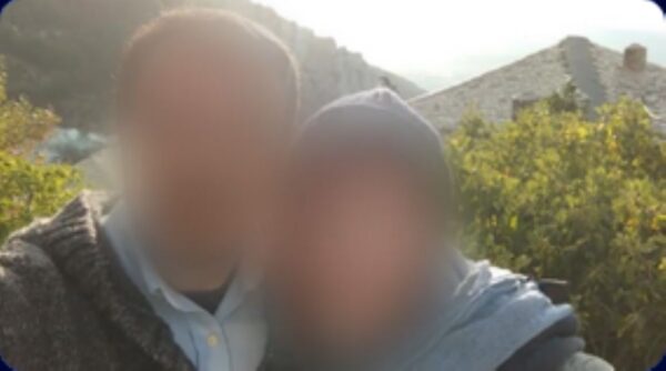 Κορωπί: «Δεν έχω καμία σχέση» λέει ο 50χρονος για τον ξυλοδαρμό της συζύγου του – «Την είχε κακοποιήσει ξανά» υποστηρίζει φίλη της (βίντεο)
