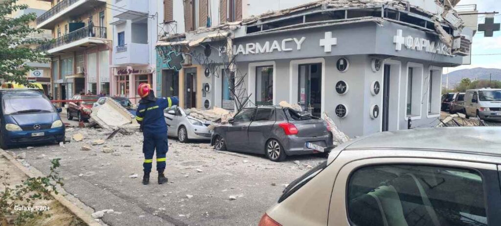 Λαύριο: Κατέρρευσε μπαλκόνι από σπίτι στο δρόμο – Μία γυναίκα τραυματίστηκε, μεγάλες ζημιές σε αυτοκίνητα (φωτογραφίες)