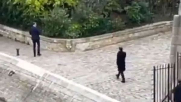 H μοναχική βόλτα του Μακρόν στον Σηκουάνα μετά την παραίτηση του Λεκορνί – Βίντεο