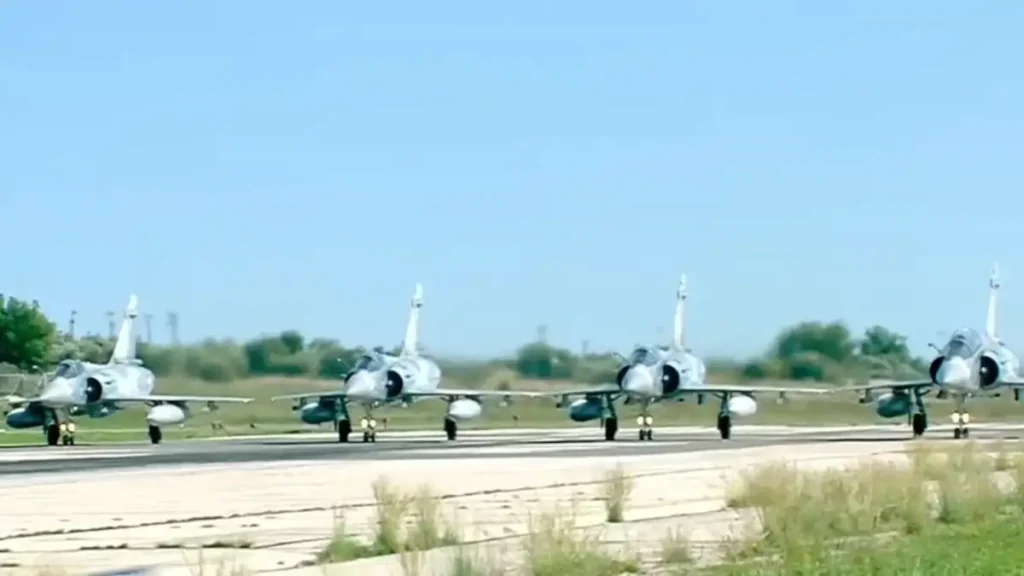 Θεσσαλονίκη – 28η Οκτωβρίου: Η απογείωση των Mirage από την Τανάγρα, οι σχηματισμοί των Rafale – Εντυπωσίασαν τα νέα οπλικά συστήματα στην παρέλαση (βίντεο)