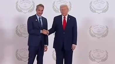 Αίγυπτος: Θερμή χειραψία και χαμόγελα στο σύντομο τετ α τετ Μητσοτάκη-Τραμπ (βίντεο)