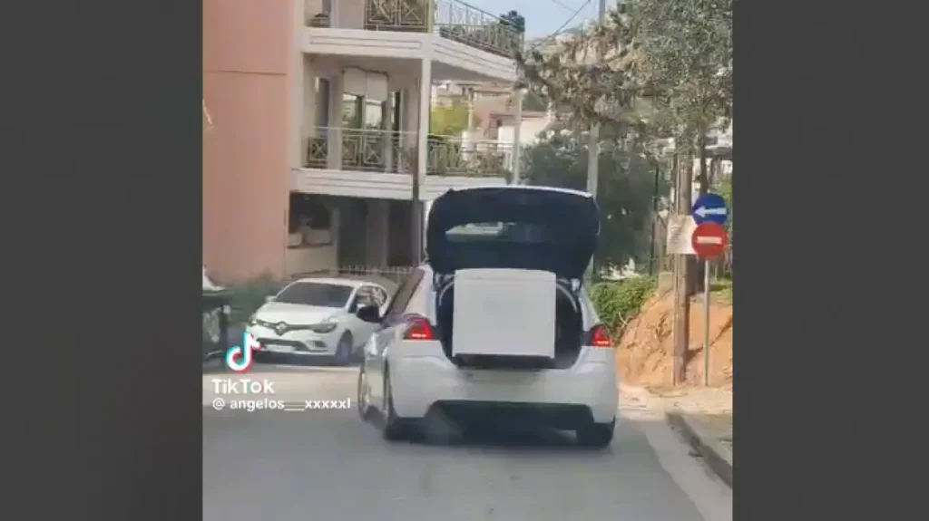 Viral το βίντεο με το περιπολικό που μεταφέρει ψυγείο στο Καματερό – Διατάχτηκε ΕΔΕ