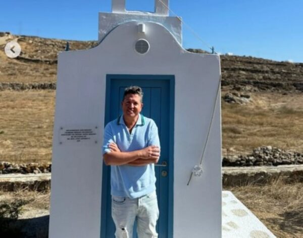 Γιάννης Πουλόπουλος: Ανήγειρε ναό στη Μύκονο στη μνήμη του αδελφού του που χάθηκε σε τροχαίο