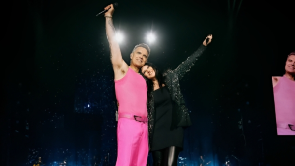 Ρόμπι Γουίλιαμς: Ο Βρετανός σταρ δημοσίευσε φωτογραφίες από τη χθεσινή συναυλία του στο Καλλιμάρμαρο