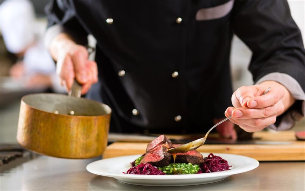 Συνελήφθη τηλεοπτικός σεφ για χρέη προς το Δημόσιο ύψους 350.000 ευρώ