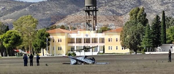 Κατέπεσε εκπαιδευτικό αεροσκάφος  στο Τατόι – Δύο τραυματίες νοσηλεύονται στο 251 ΓΝΑ