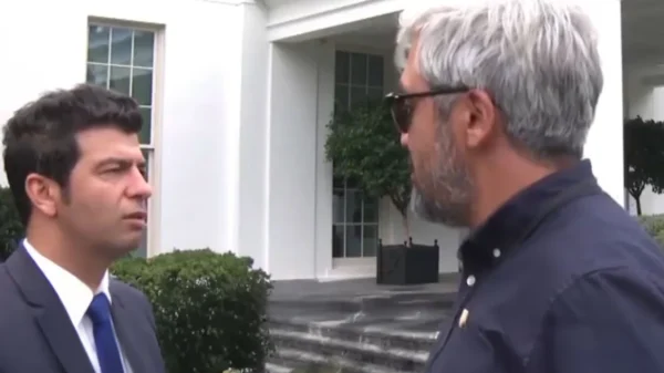 Απολύθηκε ο Τούρκος δημοσιογράφος μετά το «πήραμε τον π@@» για τη συνάντηση Τραμπ με Ερντογάν – Tο βίντεο έξω από τον Λευκό Οίκο