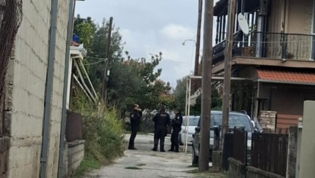 Τρίκαλα: 18χρονος έπνιξε την μητέρα του με πετσέτα – «Ελάτε να με συλλάβετε», είπε στους αστυνομικούς
