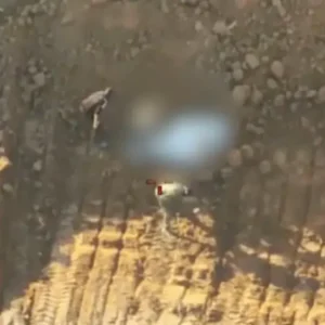 Οργή Ισραήλ: Drone των IDF κατέγραψε  τη Χαμάς να  σκηνοθετεί την «ανακάλυψη» σορού για να την παρουσιάσει στον Ερυθρό Σταυρό – Βίντεο
