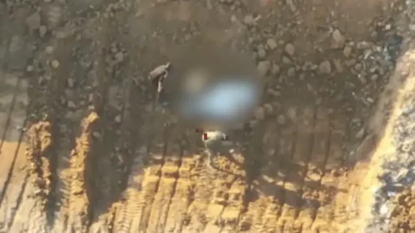 Οργή Ισραήλ: Drone των IDF κατέγραψε  τη Χαμάς να  σκηνοθετεί την «ανακάλυψη» σορού για να την παρουσιάσει στον Ερυθρό Σταυρό – Βίντεο