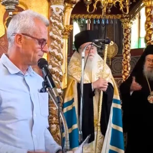 Χαμός στη Ζάκυνθο –  Μητροπολίτης Δωδώνης σε καθηγητή για την αμφίεση του  – «Με το πουκάμισο έξω ήρθες να βγάλεις λόγο;» – Δείτε το βίντεο