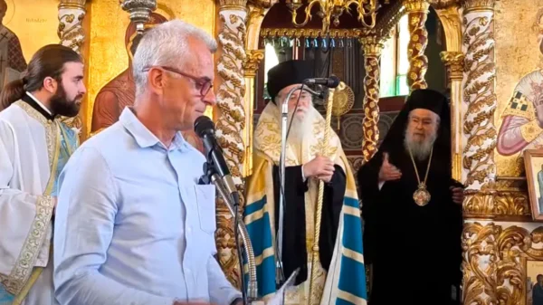 Χαμός στη Ζάκυνθο –  Μητροπολίτης Δωδώνης σε καθηγητή για την αμφίεση του  – «Με τα πουκάμισα έξω ήρθες; Απαράδεκτος» – Δείτε το βίντεο