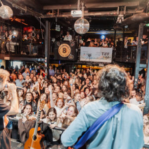 Ουρές έξω από το Eightball club για τον Κωστή Μαραβέγια – Το πιο κεφάτο πάρτι του Φεστιβάλ Κινηματογράφου Θεσσαλονίκης από τον ΟΠΑΠ