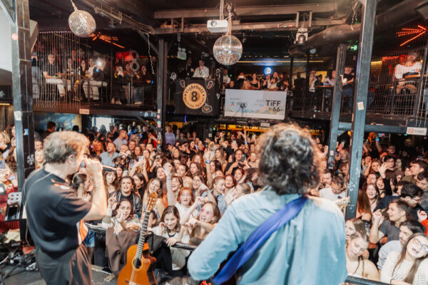 Ουρές έξω από το Eightball club για τον Κωστή Μαραβέγια – Το πιο κεφάτο πάρτι του Φεστιβάλ Κινηματογράφου Θεσσαλονίκης από τον ΟΠΑΠ