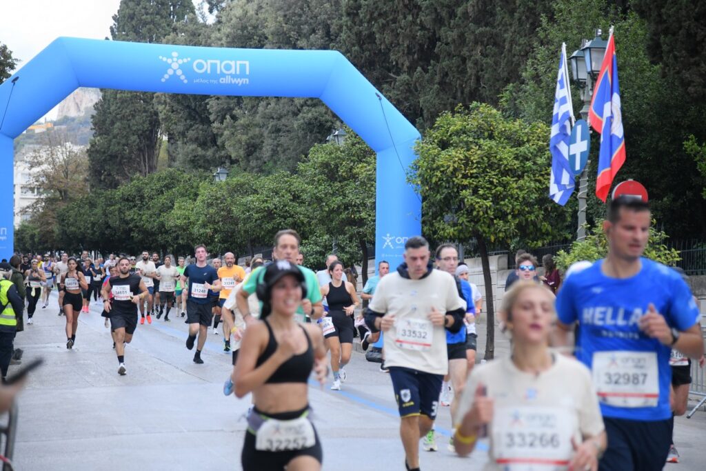 Το μεγαλύτερό βήμα τους μέχρι το επόμενο έκαναν οι δρομείς του 42ου Αυθεντικού Μαραθωνίου της Αθήνας