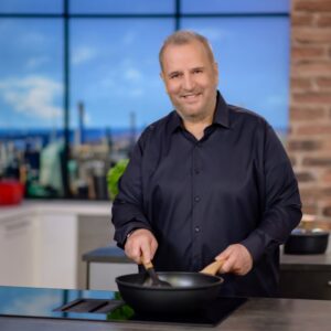 «Chef στην κουζίνα σας», με τον Βαγγέλη Δρίσκα:   Ψαρονέφρι στο τηγάνι με μηλίτη και φασκόμηλο, κοτόπουλο με χυλοπίτες  και αφράτο κέικ μπανόφι