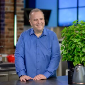 «Chef στην κουζίνα σας»:  Αγαπημένα ζυμαρικά, λαχταριστά σφολιατίνια με γραβιέρα και ελιές και δίχρωμος χαλβάς με βερίκοκα και δαμάσκηνα