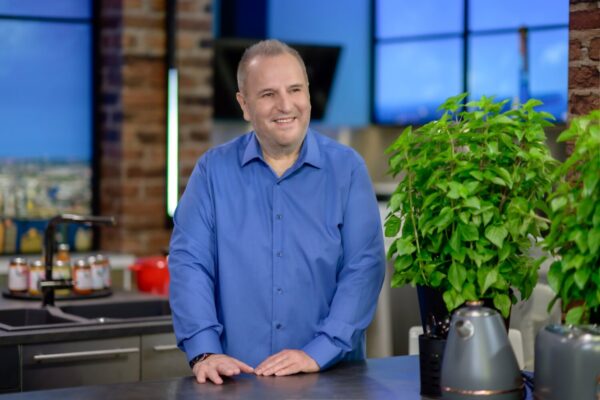 «Chef στην κουζίνα σας»:  Αγαπημένα ζυμαρικά, λαχταριστά σφολιατίνια με γραβιέρα και ελιές και δίχρωμος χαλβάς με βερίκοκα και δαμάσκηνα