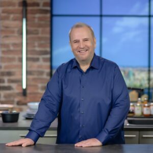 «Chef στην κουζίνα σας», με τον Βαγγέλη Δρίσκα  Ψητή πανσέτα με τηγανητή πατατοσαλάτα, ράμεννουντλς με τραγανό κοτόπουλο και rainbowcupcakes