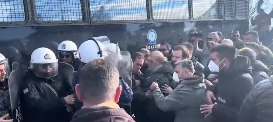 Χημικά και επεισόδια στα μπλόκα των αγροτών στη Θεσσαλία – Τρείς συλλήψεις και διαμαρτυρία έξω από το Α.Τ Λάρισας – Κλειστή η Αθηνών-Θεσσαλονίκης (βίντεο)