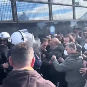 Χημικά και επεισόδια στα μπλόκα των αγροτών στη Θεσσαλία – Τρείς συλλήψεις και διαμαρτυρία έξω από το Α.Τ Λάρισας – Κλειστή η Αθηνών-Θεσσαλονίκης (βίντεο)