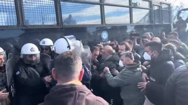 Χημικά και επεισόδια στα μπλόκα των αγροτών στη Θεσσαλία – Τρείς συλλήψεις και διαμαρτυρία έξω από το Α.Τ Λάρισας – Κλειστή η Αθηνών-Θεσσαλονίκης (βίντεο)