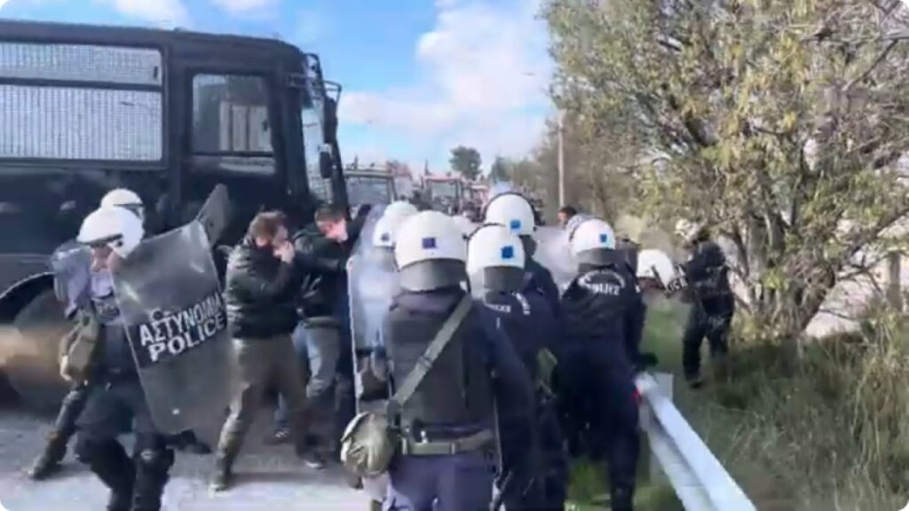 Επεισόδια και χημικά στα μπλόκα των αγροτών σε Νίκαια και Πλατύκαμπο – Τράξηξαν με ιμάντες τα αυτοκίνητα της αστυνομίας – Δείτε βίντεο