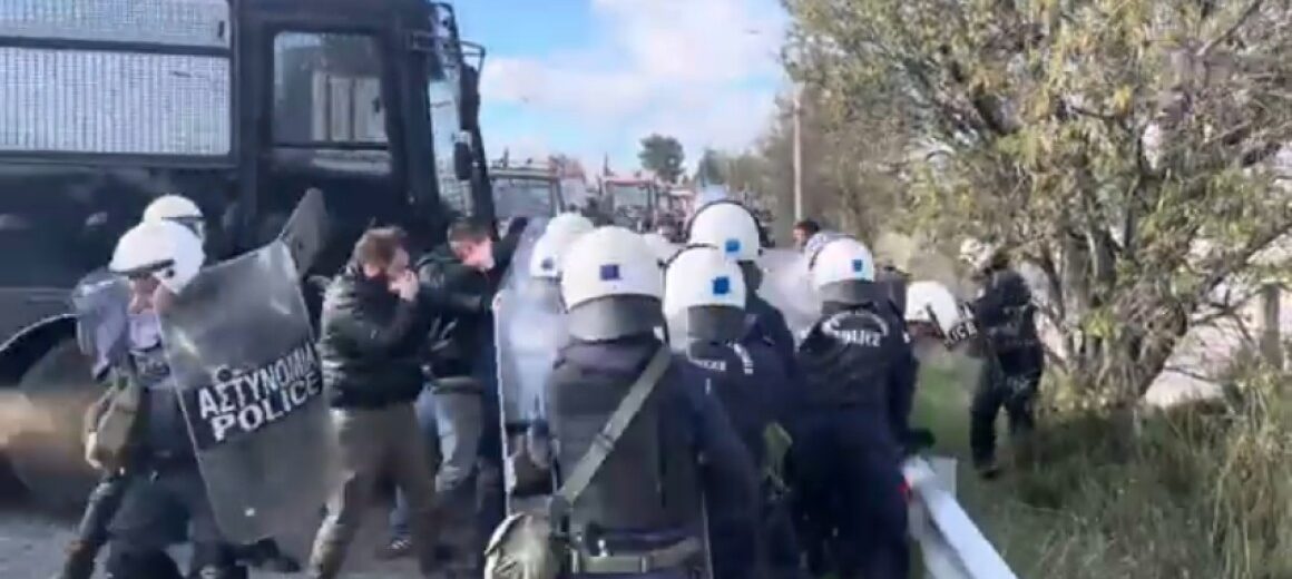 Επεισόδια και χημικά στα μπλόκα των αγροτών σε Νίκαια και Πλατύκαμπο – Τράξηξαν με ιμάντες τα αυτοκίνητα της αστυνομίας – Δείτε βίντεο