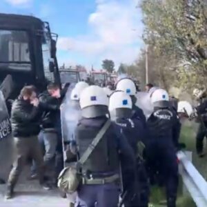 Επεισόδια και χημικά στα μπλόκα των αγροτών σε Νίκαια και Πλατύκαμπο – Τράξηξαν με ιμάντες τα αυτοκίνητα της αστυνομίας – Δείτε βίντεο