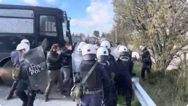 Επεισόδια και χημικά στα μπλόκα των αγροτών σε Νίκαια και Πλατύκαμπο – Τράξηξαν με ιμάντες τα αυτοκίνητα της αστυνομίας – Δείτε βίντεο