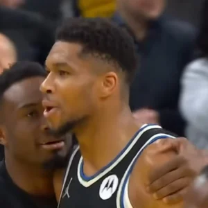 Γιάννης Αντετοκούνμπο: Ξέσπασε εκνευρισμένος  στον κόσμο της Ιντιάνα μετά το σουτ νίκης και ο Θανάσης του φώναξε «ήρεμα ρε φίλε…» (βίντεο)