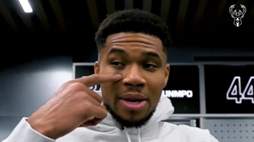 Αντετοκούνμπο: «Είδα κάποιον που πήγε ν’ αρπάξει την τσάντα μιας κυρίας, τον άρπαξα και μου έριξε αγκωνιά», είπε για το μαυρισμένο μάτι του – Βίντεο