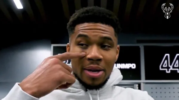 Αντετοκούνμπο: «Είδα κάποιον που πήγε ν’ αρπάξει την τσάντα μιας κυρίας, τον άρπαξα και μου έριξε αγκωνιά», είπε για το μαυρισμένο μάτι του – Βίντεο